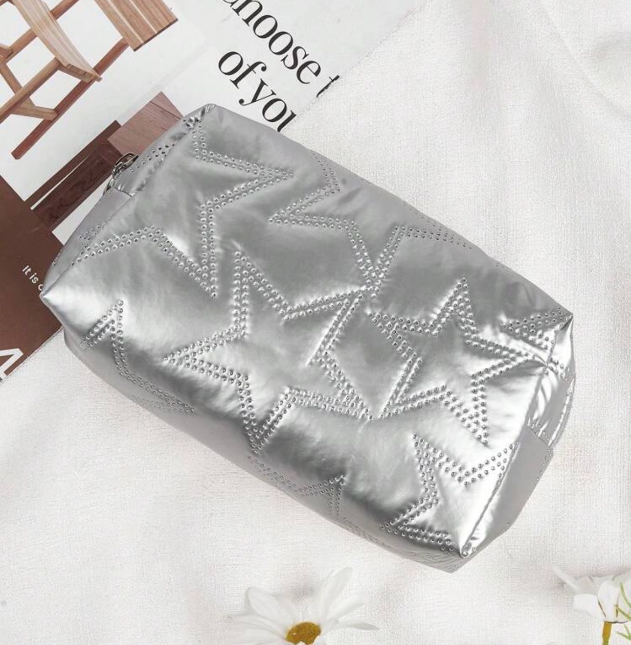 Cosmetiquera Plateada con Bordados de Estrellas